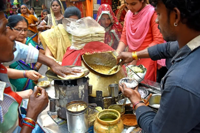 Street vendor serving chole kulche, a favourite on the Chandni Chowk food tour